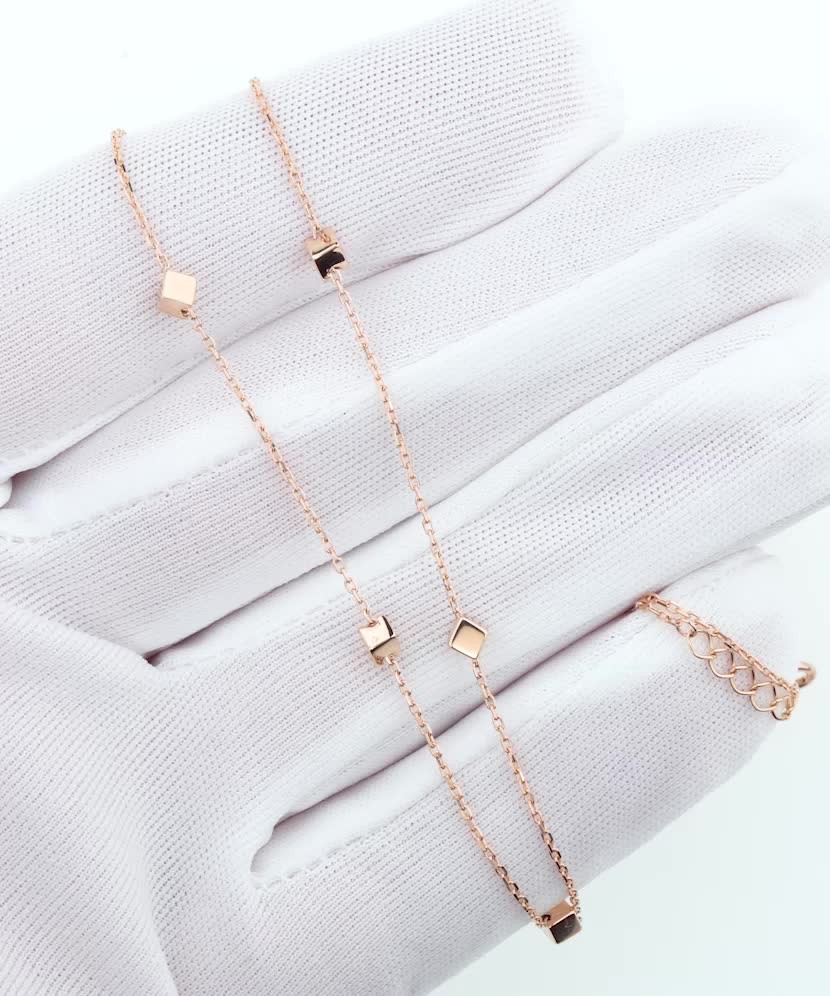 Gold chain with pendant