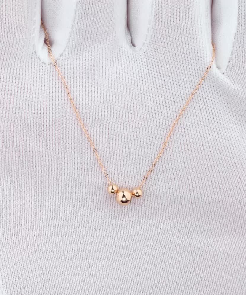Gold chain with pendant