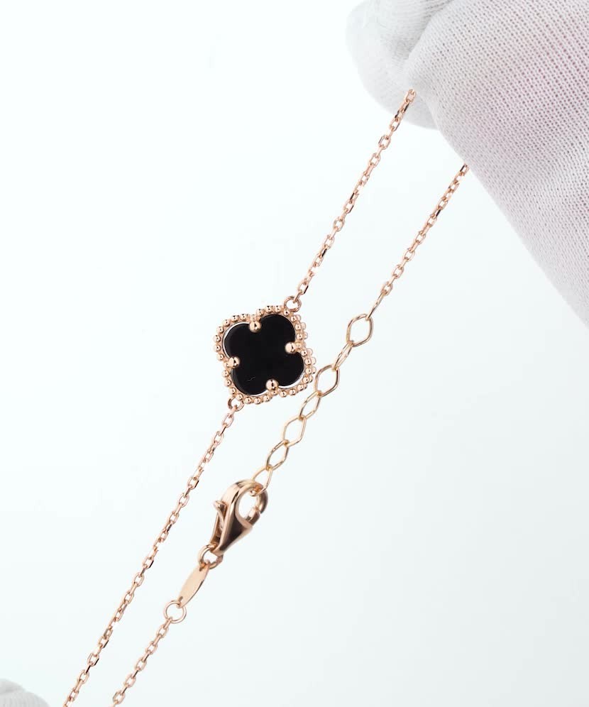 Gold bracelet with enamel