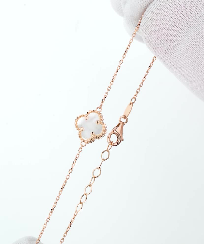 Gold bracelet with mother-of-pearl