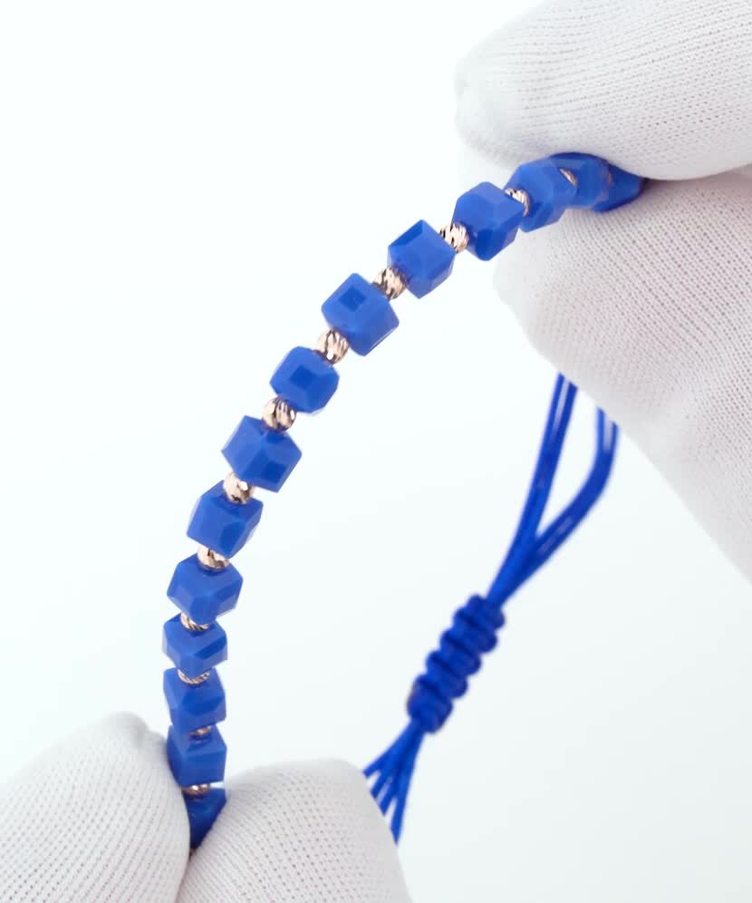 Blue stringbracelet with gold and onyxes