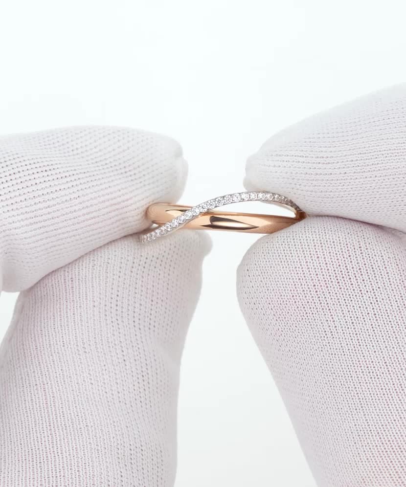 Gold ring with zircons