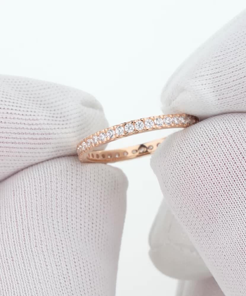 Kultasormus zirkoneilla