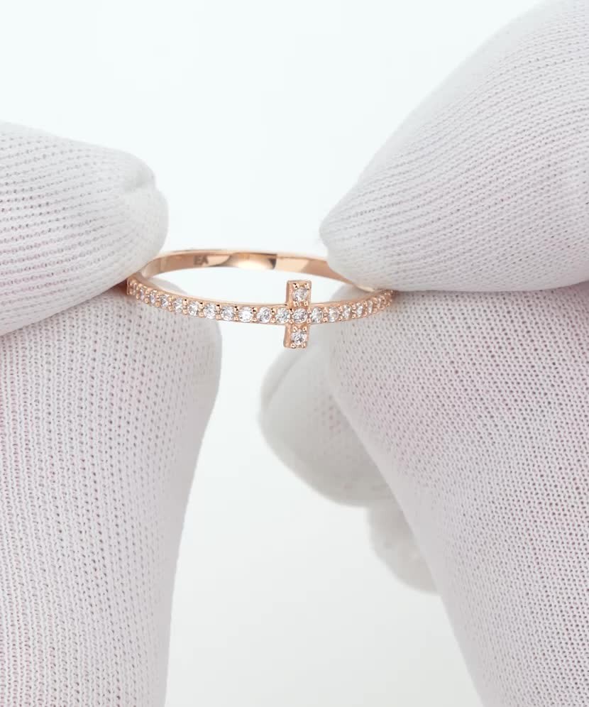 Gold ring with zircons