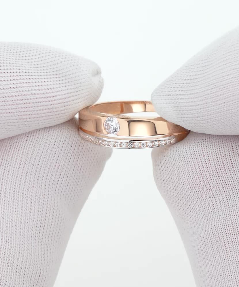 Gold ring with zircons