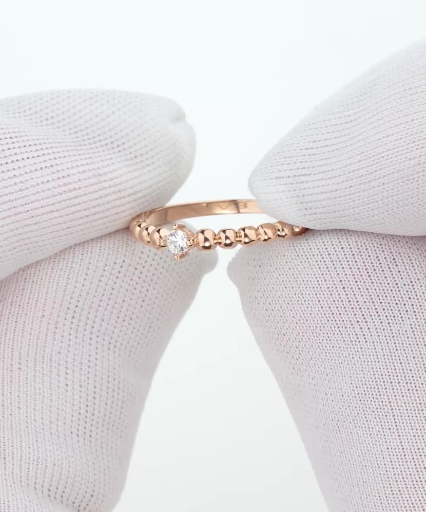 Gold ring with zirconium