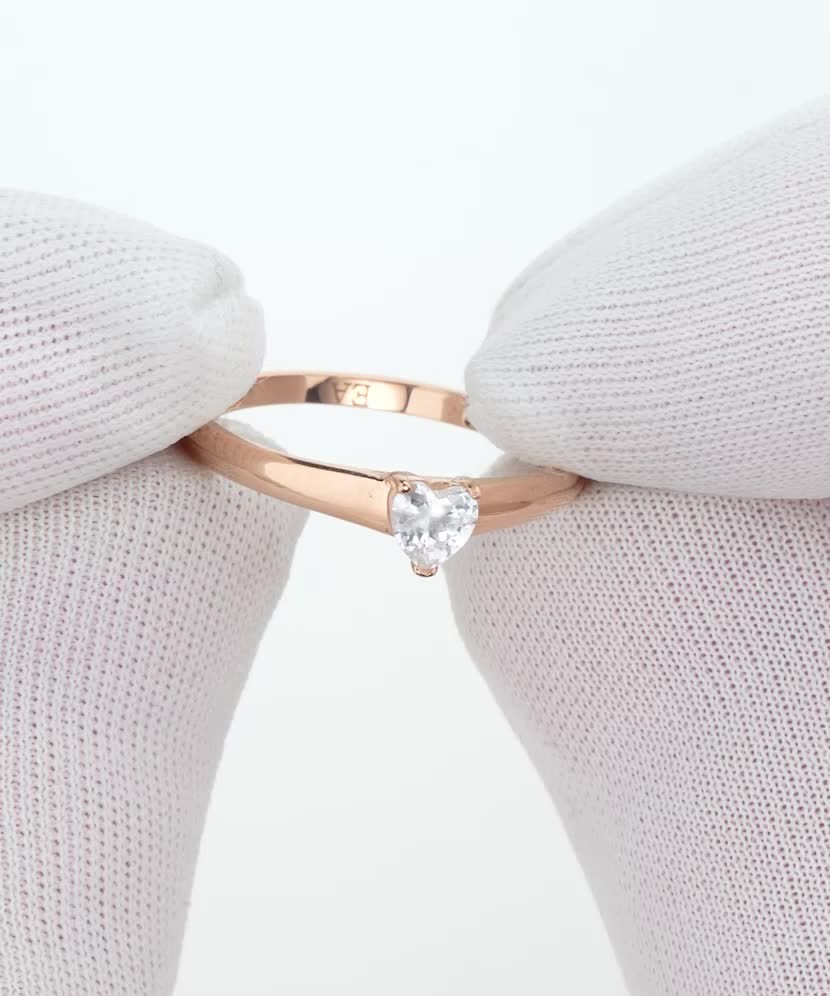 Gold ring with zirconium