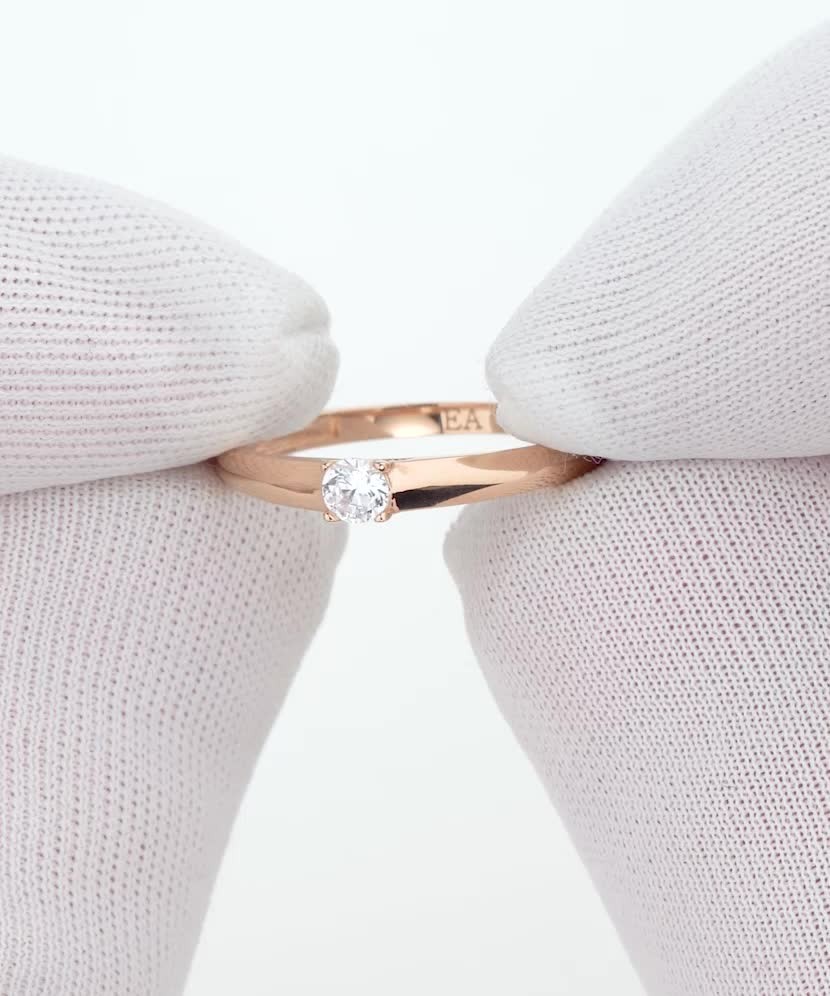 Gold ring with zirconium
