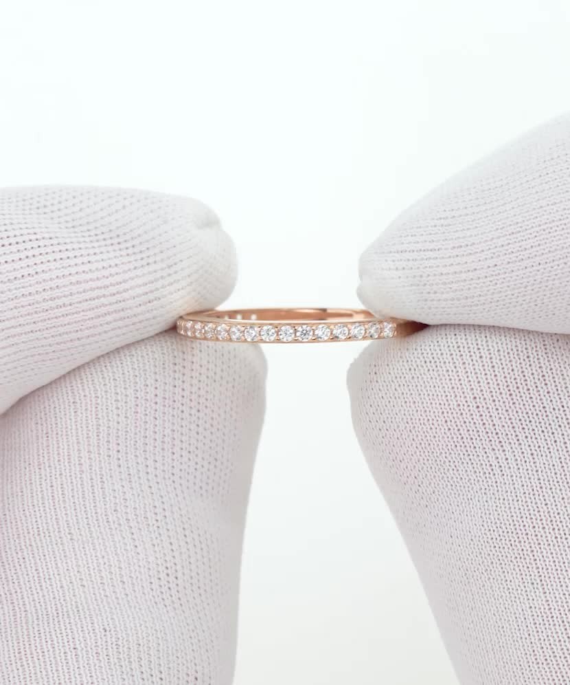 Kultasormus zirkoneilla