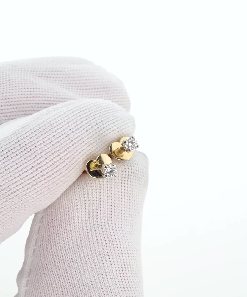 Keltaiset kultaiset korvakorut timanteilla