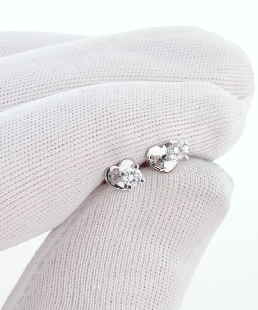 Valkokultaiset korvakorut timanteilla