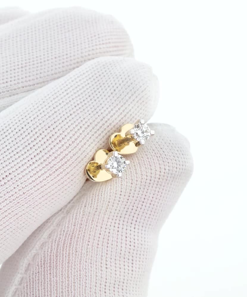 Keltaiset kultaiset korvakorut timanteilla