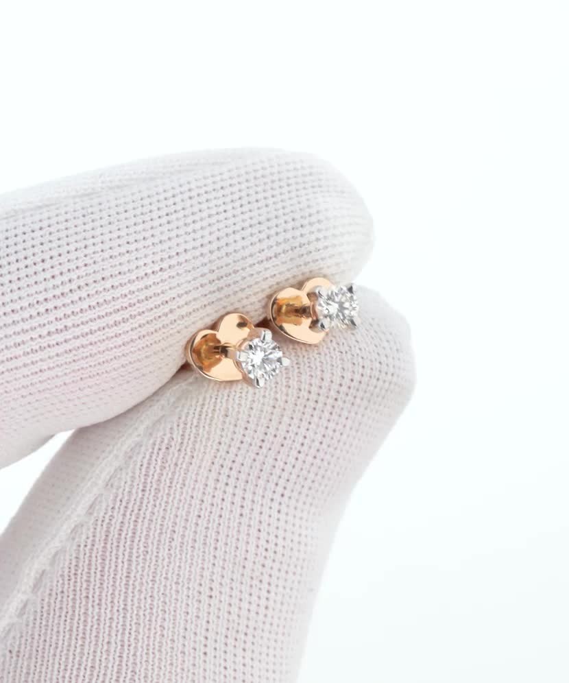 Kultaiset korvakorut timanteilla