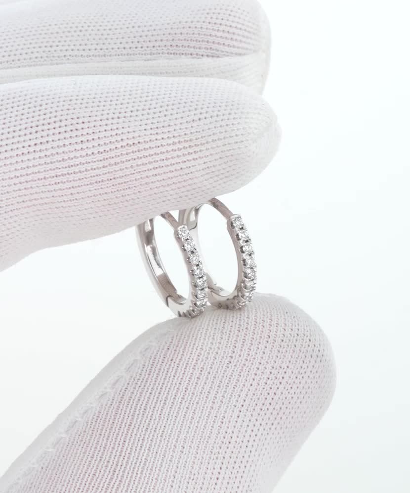 Valkokultaiset korvakorut timanteilla