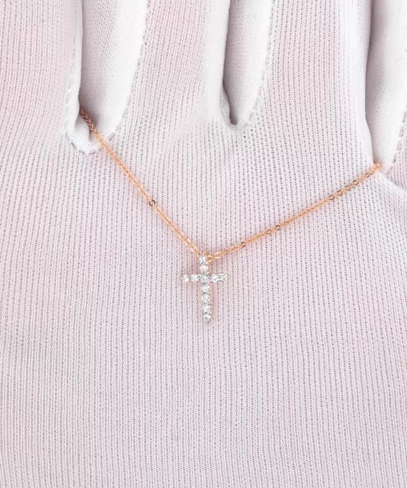 Kultaketju loistavalla riipuksella "Ylittää"