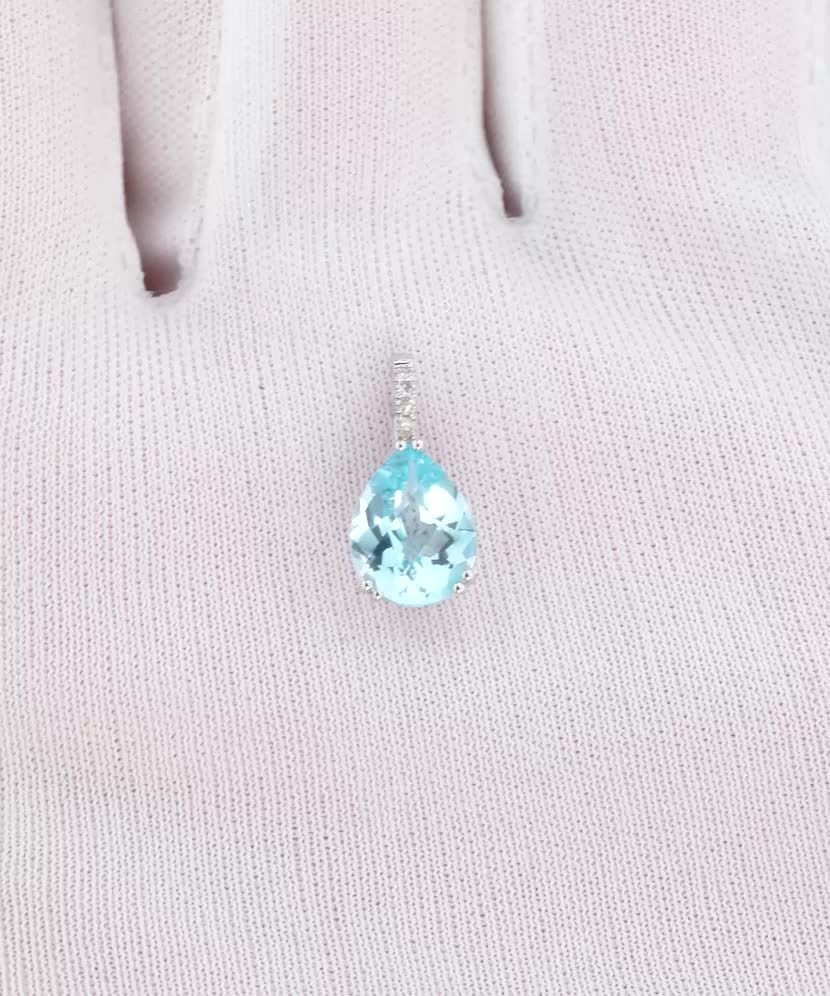 White gold pendant with topaz and diamonds