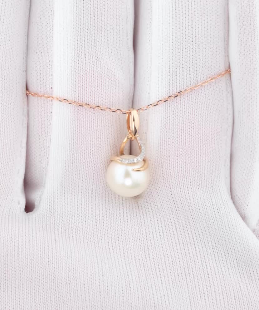 Gold Chain With pearl and diamond pendant