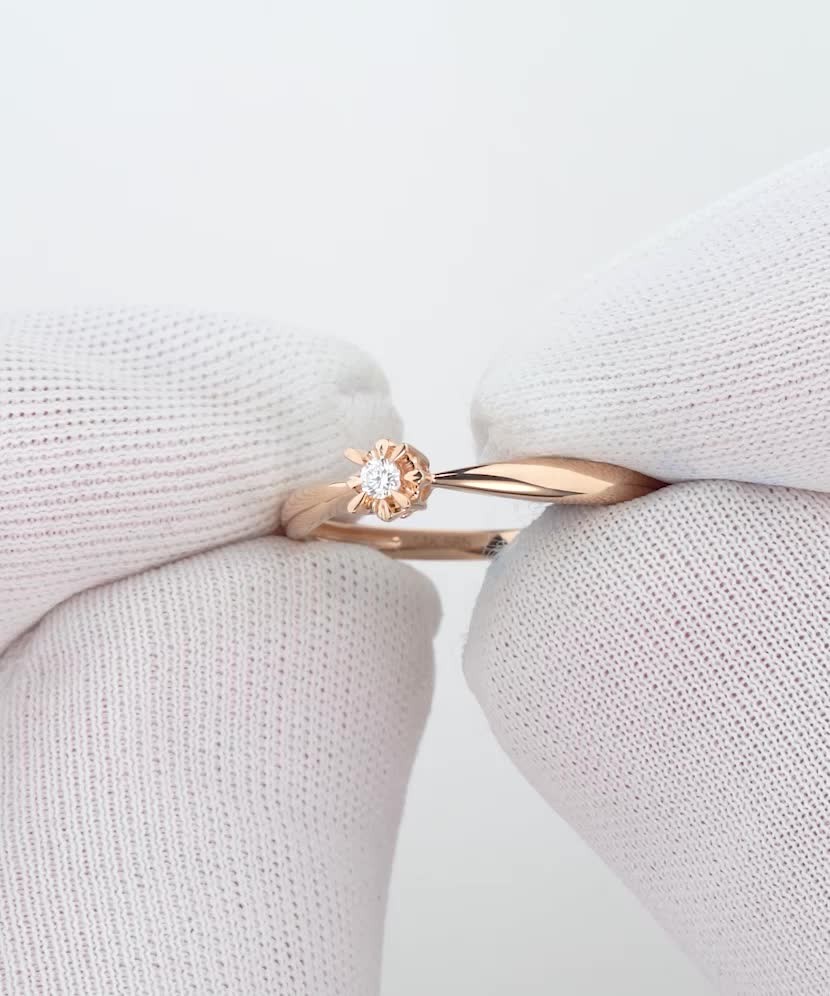 Kultasormus timantilla