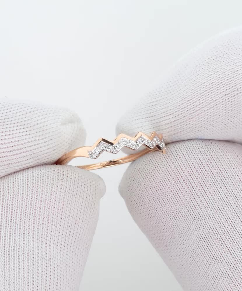 Gold ring with diamonds