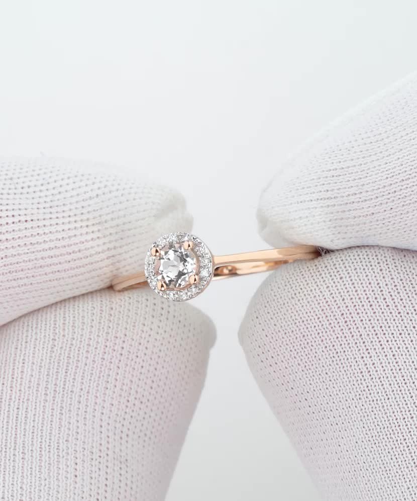 Kultasormus timanteilla ja kirkkaalla topaasilla