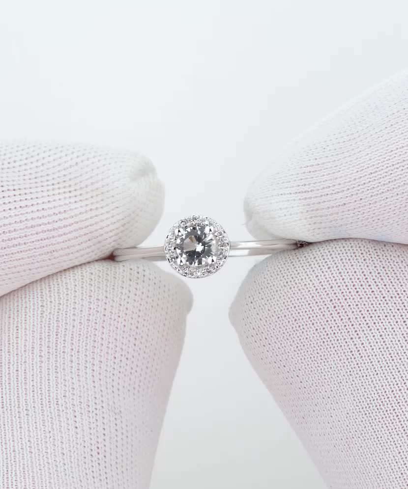 Valkokultasormus timanteilla ja kirkkaalla topaasilla