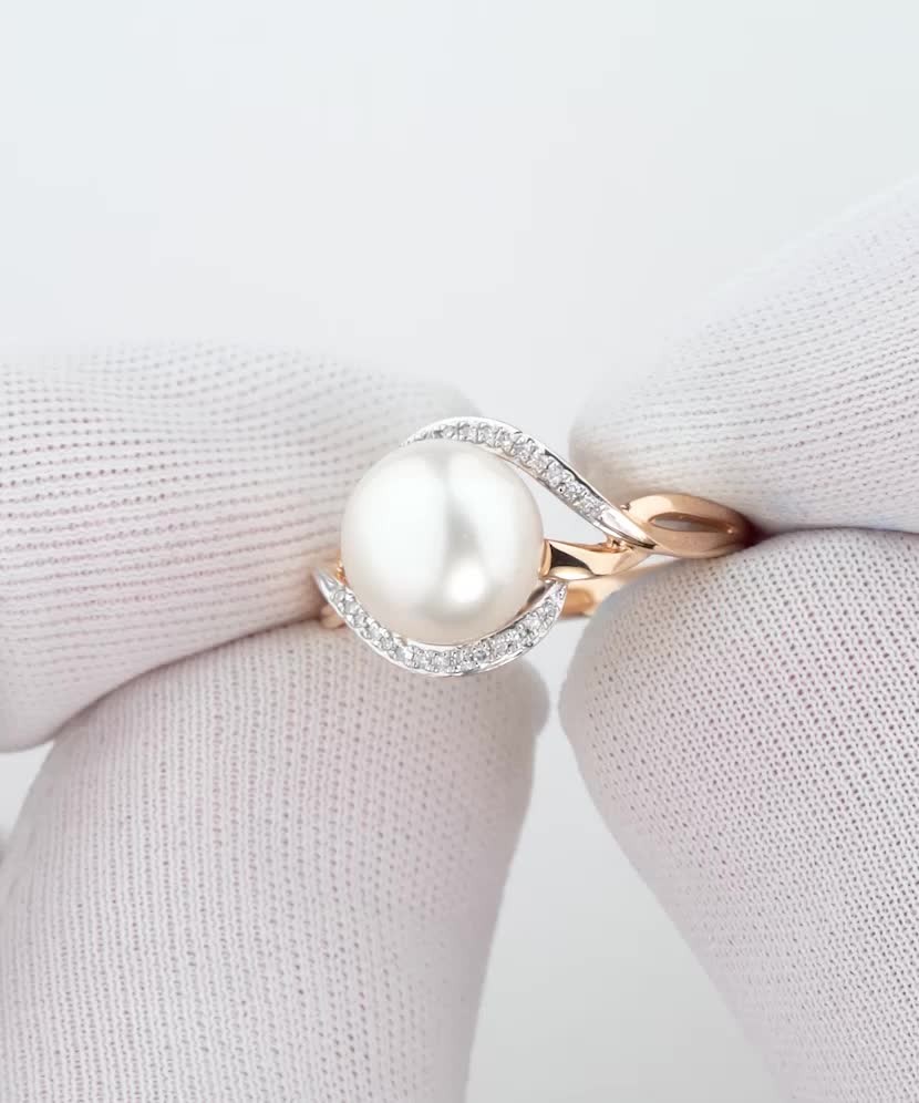 Gold ring with diamonds and pearls