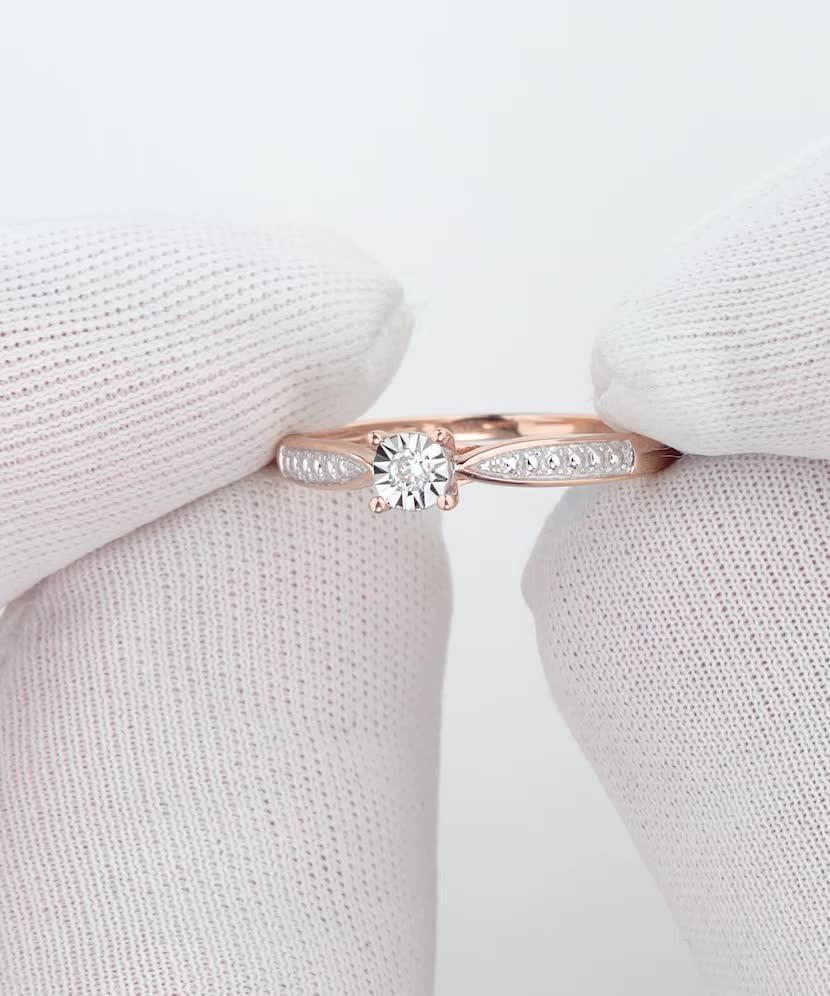 Gold ring with diamonds