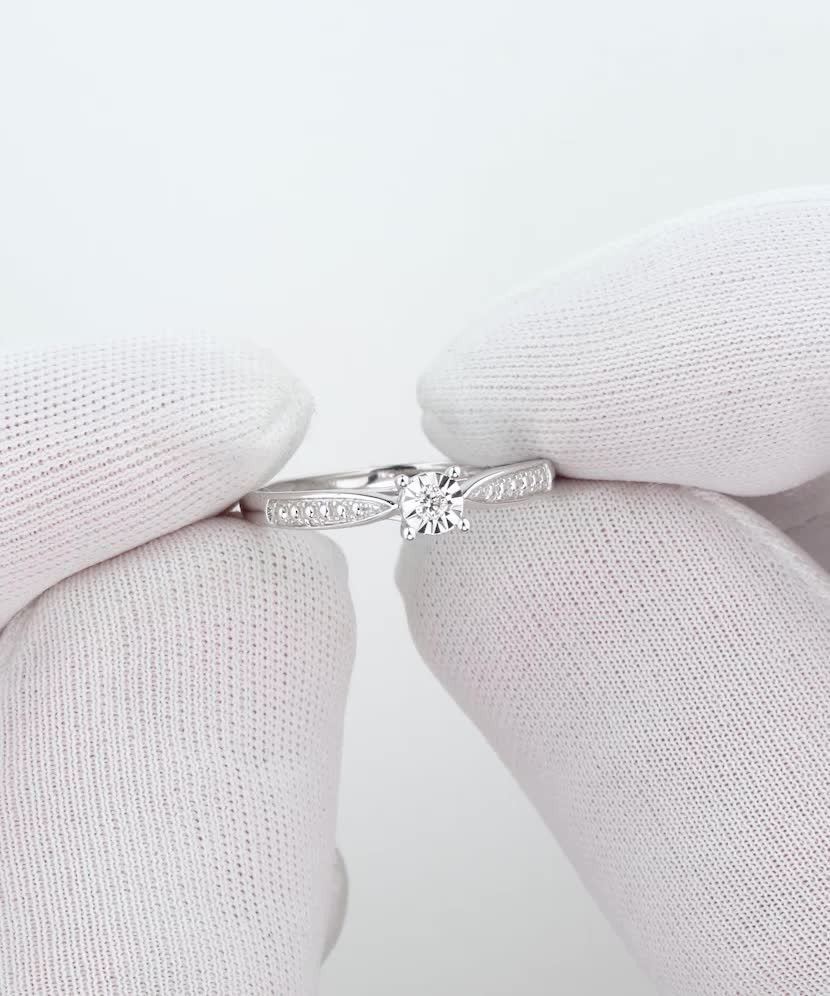 Valkokultainen sormus timanteilla