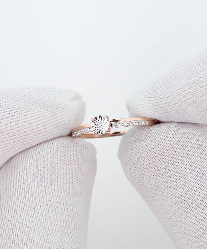 Gold ring with diamonds