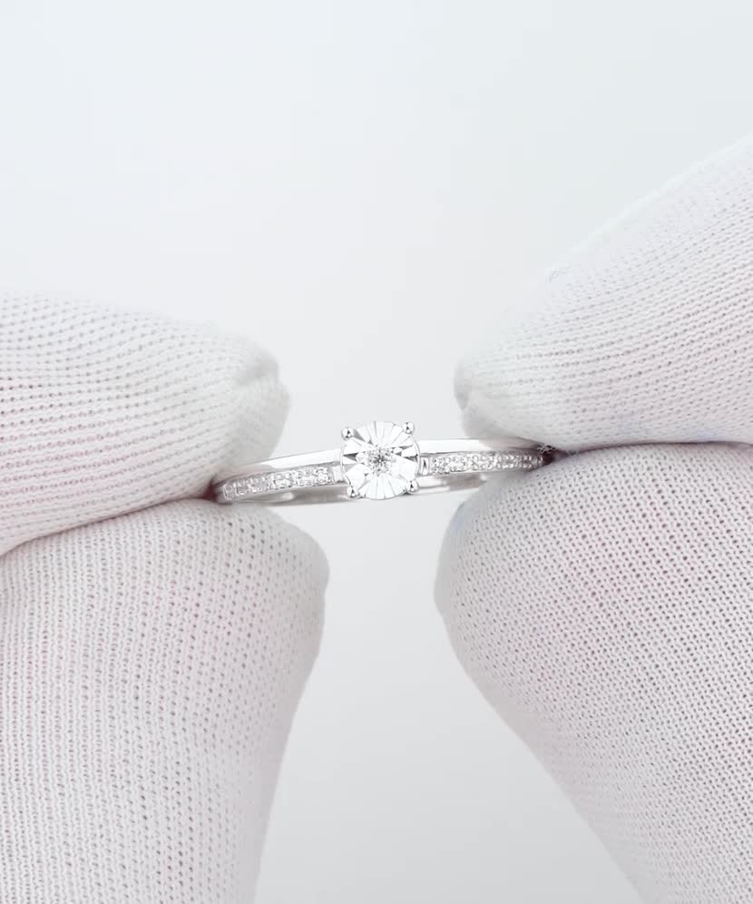 Valkokultainen sormus timanteilla