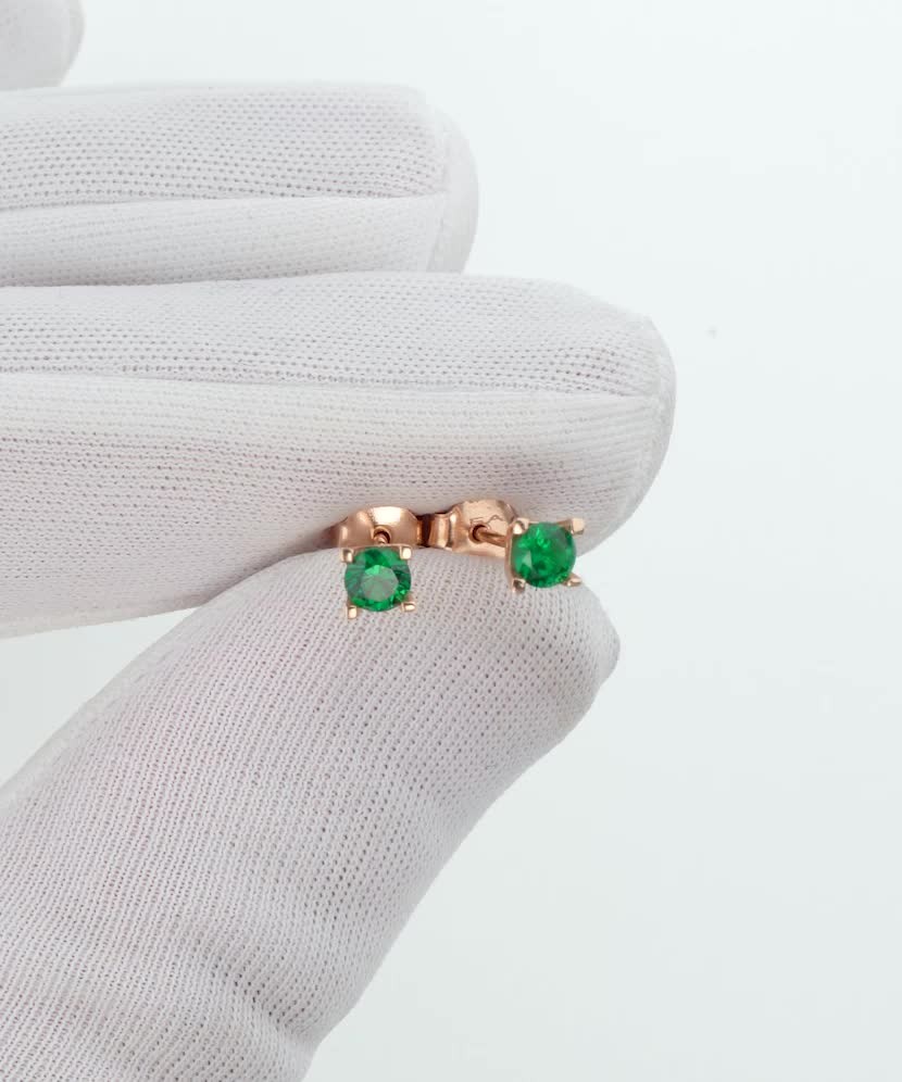 Kultaiset korvakorut zirkoneilla