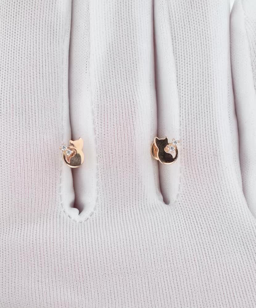 Gold earrings with zircons