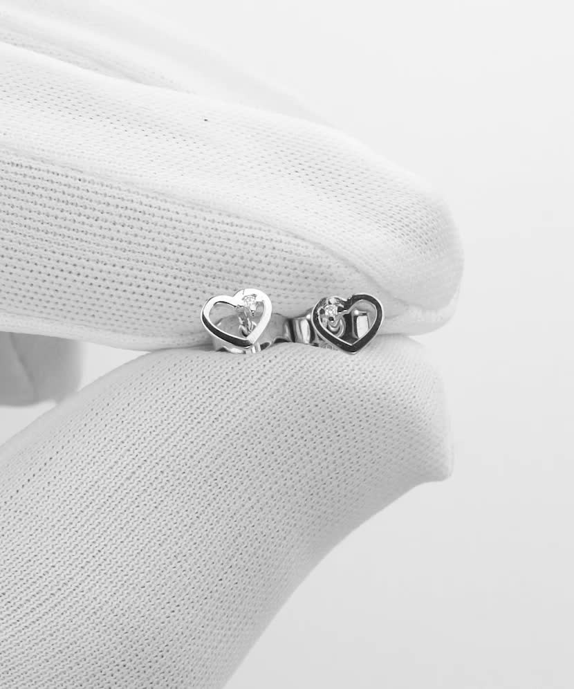 Valkokultaiset korvakorut timanteilla