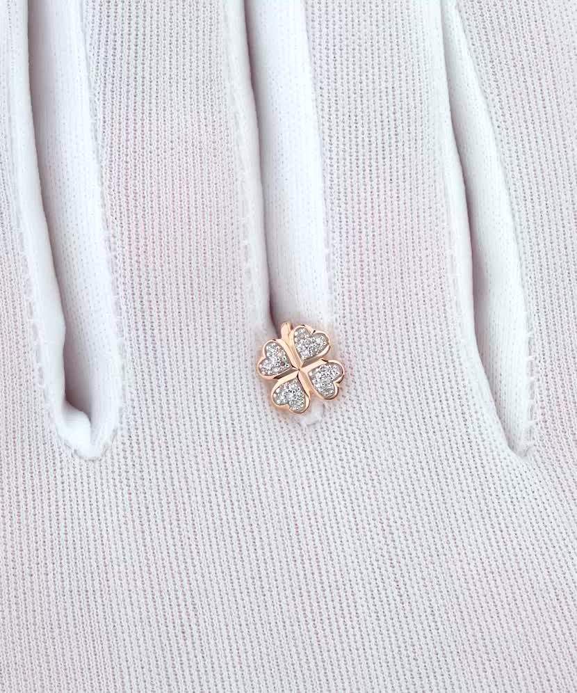 Yellow Gold pendant with diamonds and sapphire