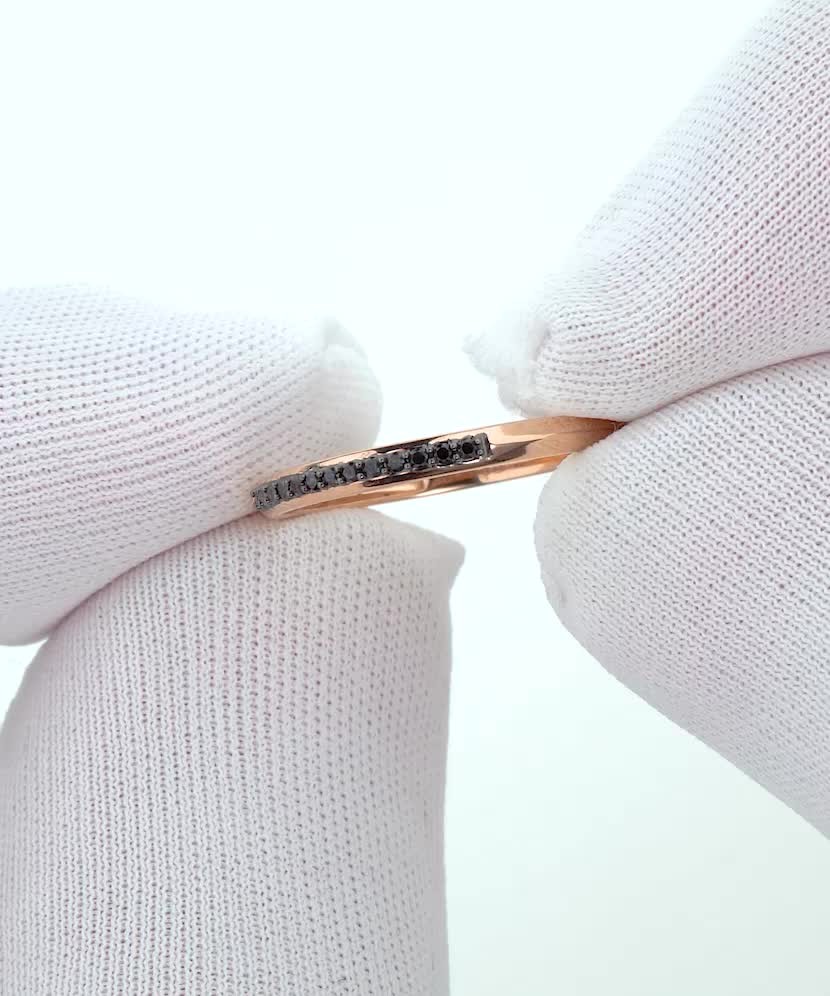 Kultasormus mustilla timanteilla