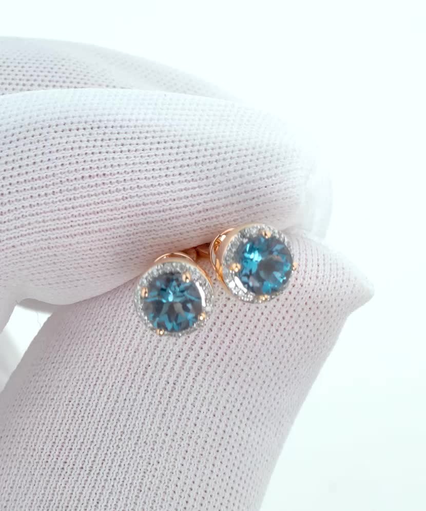 Kultaiset korvakorut timanteilla ja topaseilla