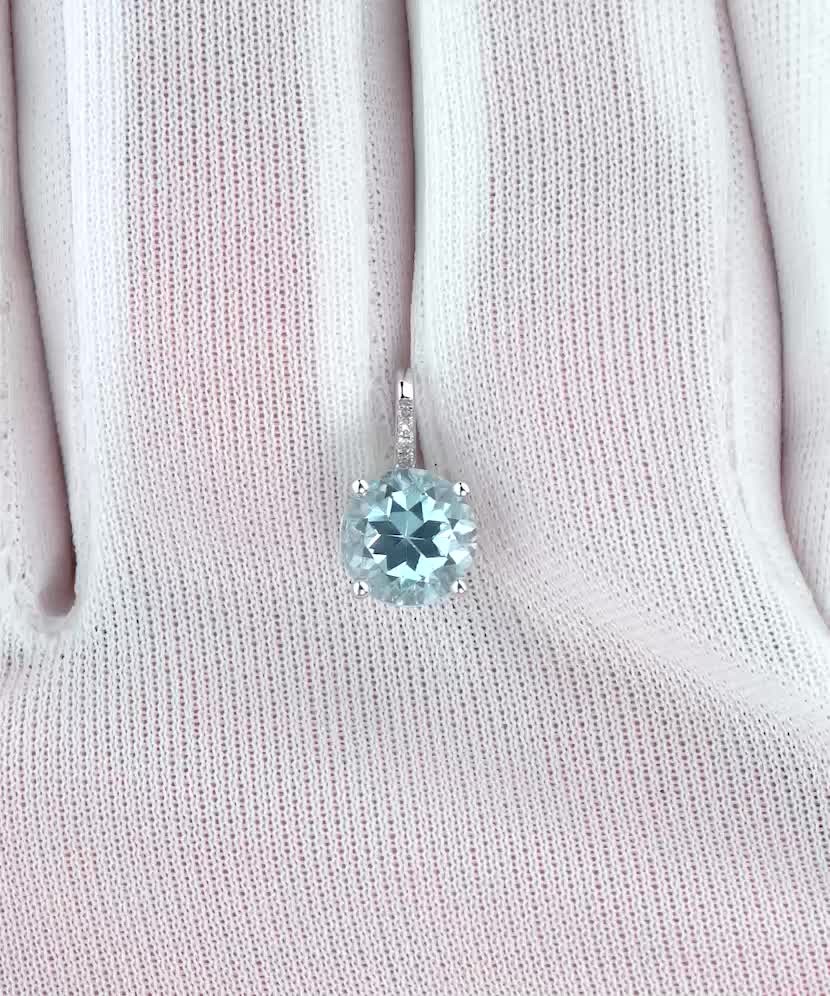 White gold pendant with topaz and diamonds