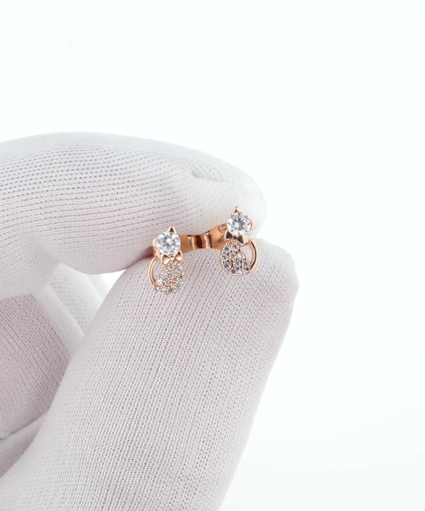 Gold earrings with zircons