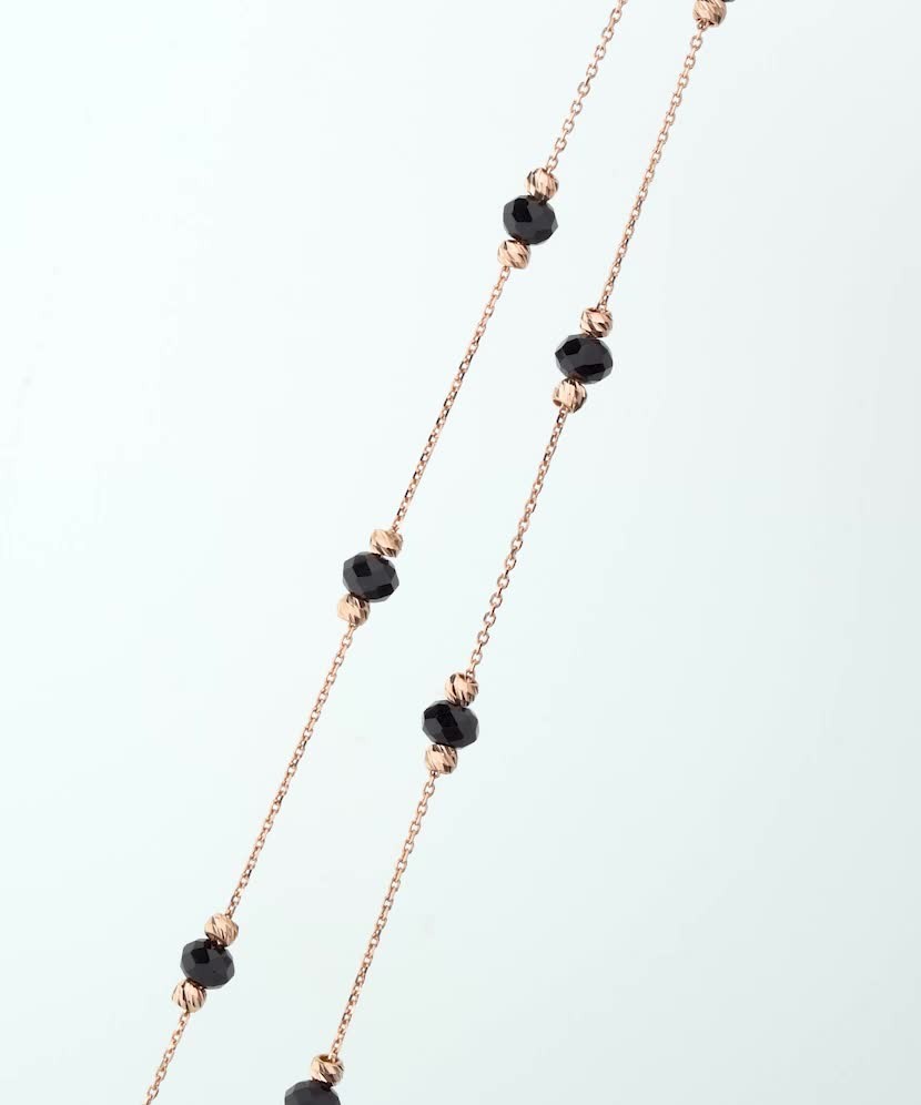 Kultainen kaulakoru onyxilla