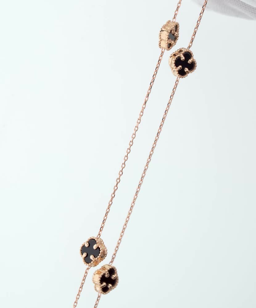 Gold chain with onyx