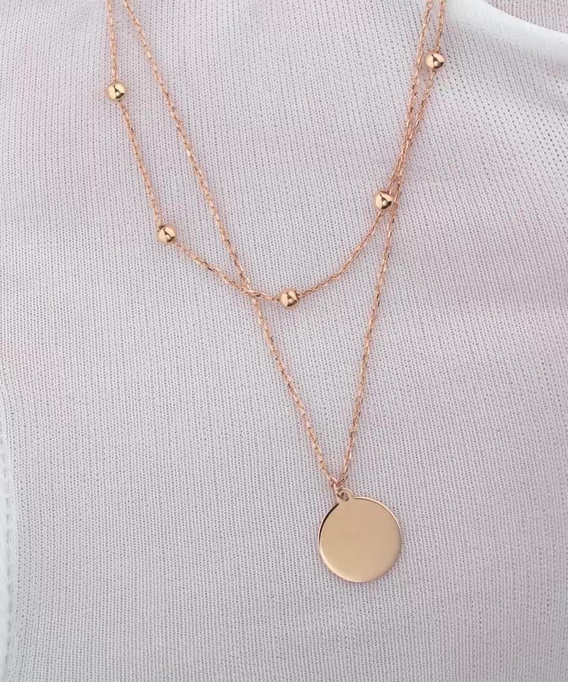 Kultainen kaksoisketju riipuksella