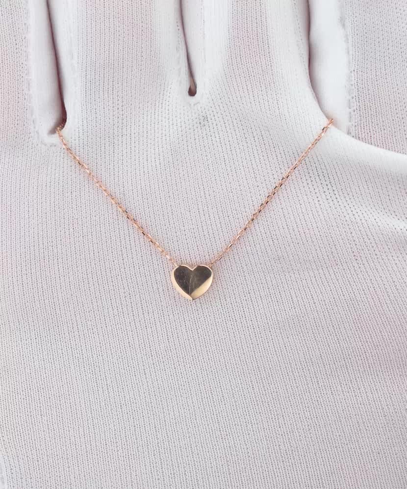 Kultainen kaulakoru riipuksella "sydän"