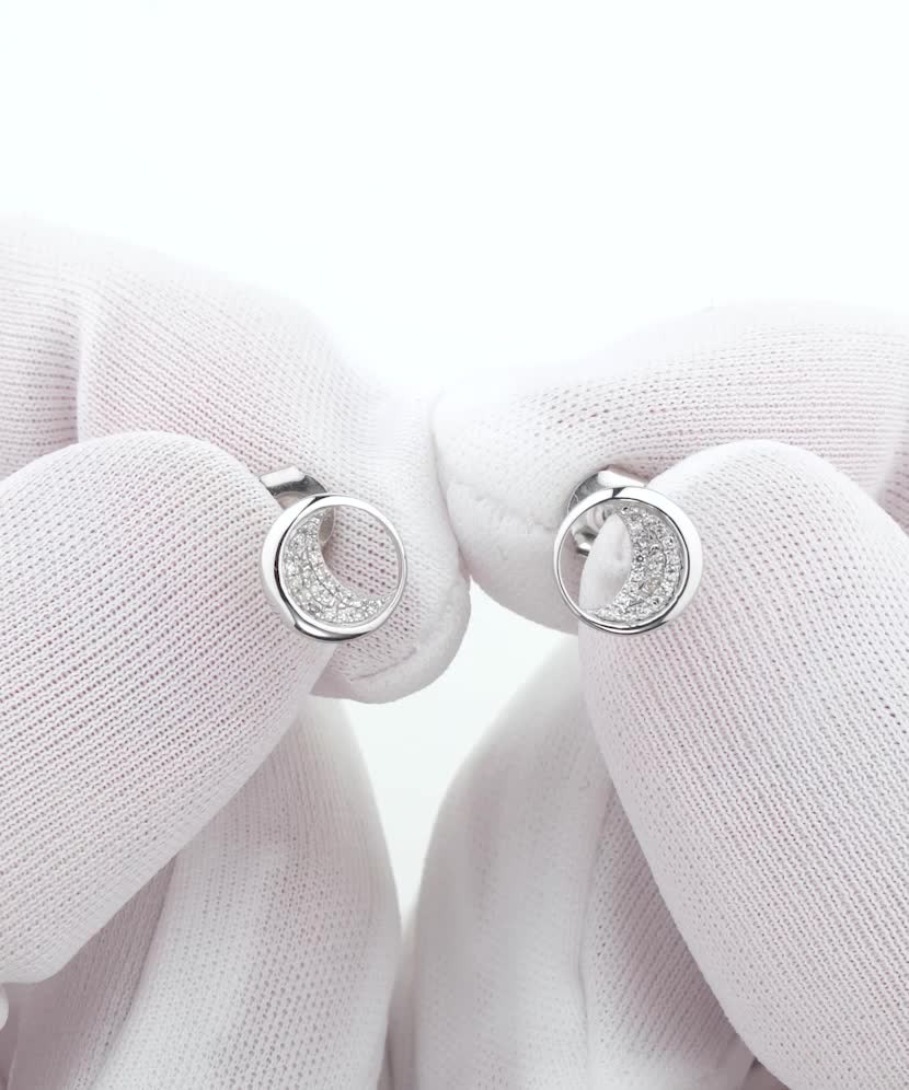 Valkokultaiset korvakorut timanteilla