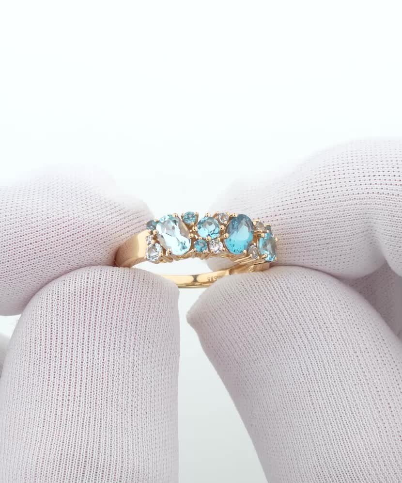 Keltainen kultasormus timanteilla ja topaseilla