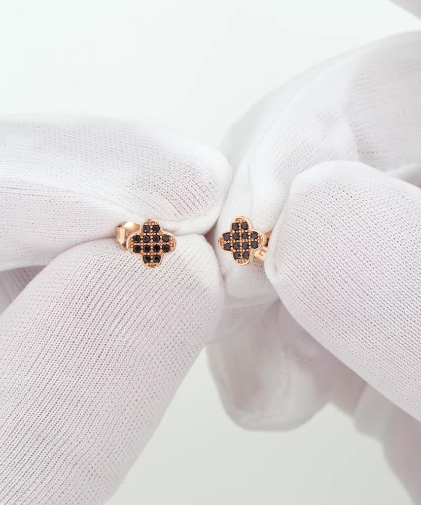 Kultaiset korvakorut zirkoneilla