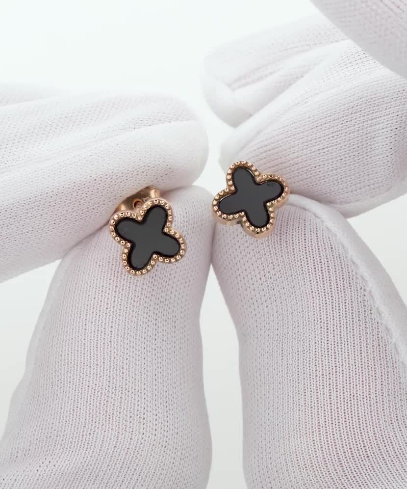 Kultaiset korvakorut onyxilla