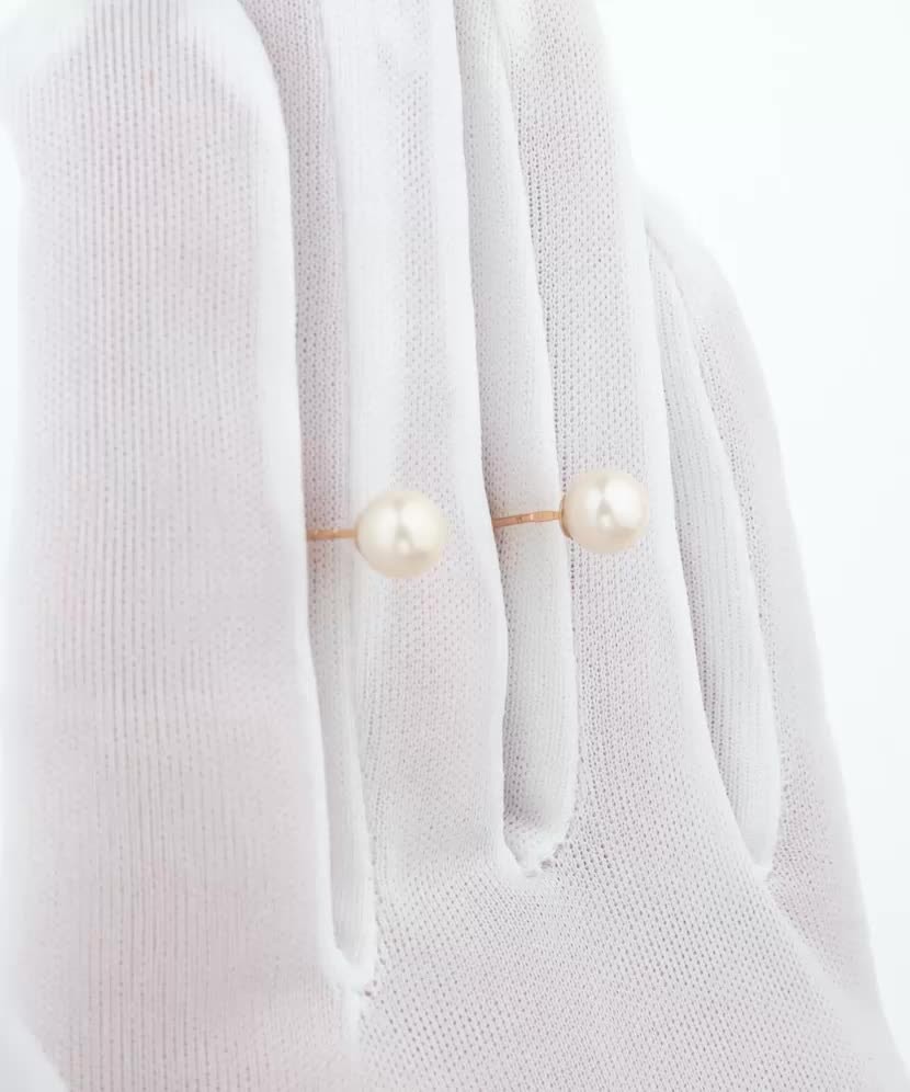 Gold earrings with pearls