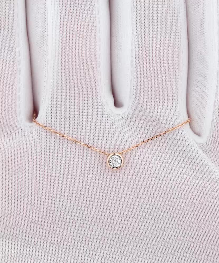 Gold chain with diamond pendant