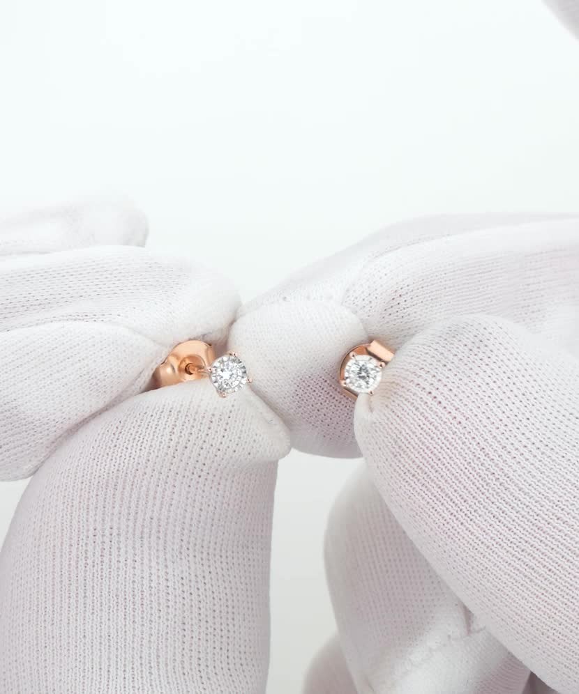 Gold earrings with diamonds