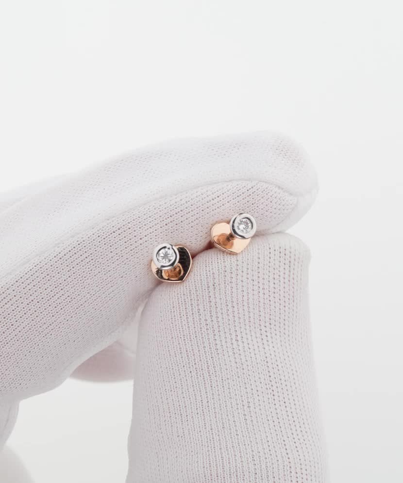 Kultaiset korvakorut timanteilla